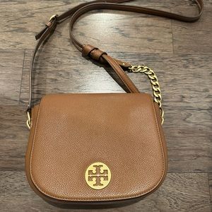 Tory Burch cross body.  Dimensions 9wx7.5h and 3 deep.  Excellent condition.